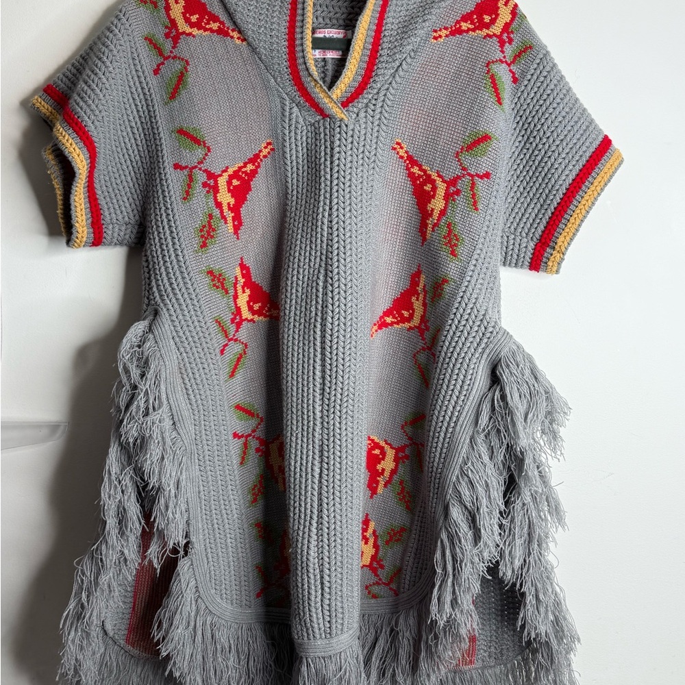 SEROS EXCLUSINUS
POR:
HESHOENYEARO
 Gray Knit with Red and Yellow Stripes